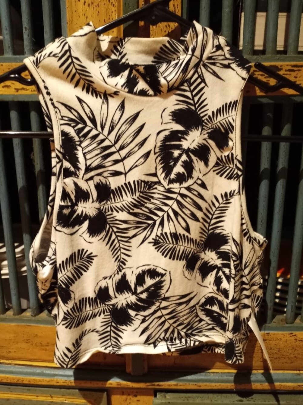 Charlotte Russe Black and White Tropical Leaf Print Crop Top